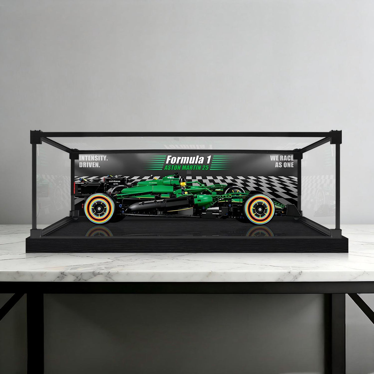 LEGO 42240 Aston Martin F1 AMR25 Spiegel-Acryl-Vitrinen-Display mit Ringlicht & UV-bedrucktem Hintergrund - Staubgeschützte Vitrine
